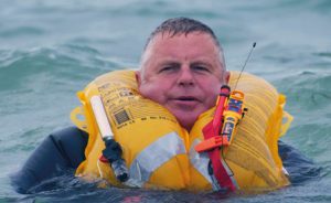 Человек в надувном спасжилете в воде