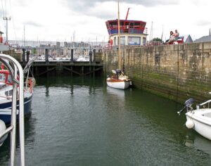 Один из многочисленных шлюзов на входе в марину По Северной Бретани (Bretagne) с ForceSail