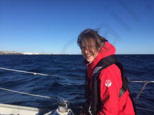 Девушка учится работать на лебедке на одном из курсов ForceSail