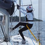 Девушка учится работать у мачты на одном из курсов ForceSail