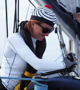 Девушка учится работать с лебедкой на одном из курсов ForceSail