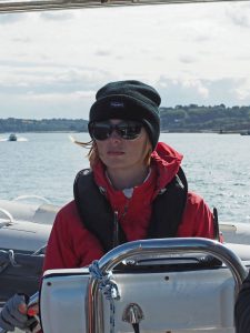 Девушка учится рулить яхтой на одном из курсов ForceSail